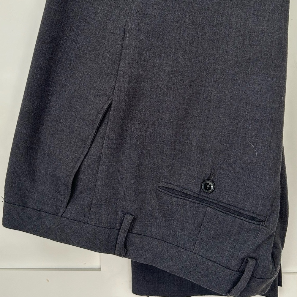 English Laundry men’s dress pants. 34 waist by 32 length. Beautiful gray.